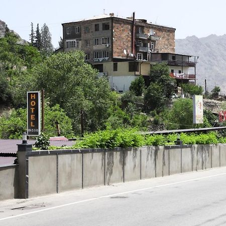 Отель Naberejni Meghri Экстерьер фото