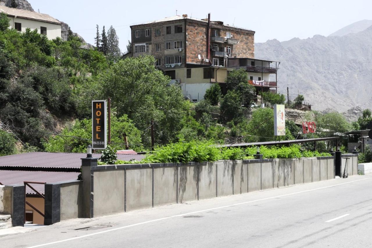 Отель Naberejni Meghri Экстерьер фото