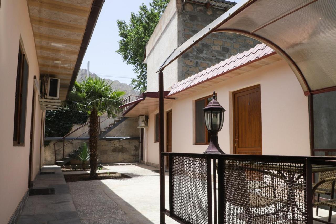 Отель Naberejni Meghri Экстерьер фото